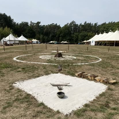 Ceremoniecirkel in een open veld