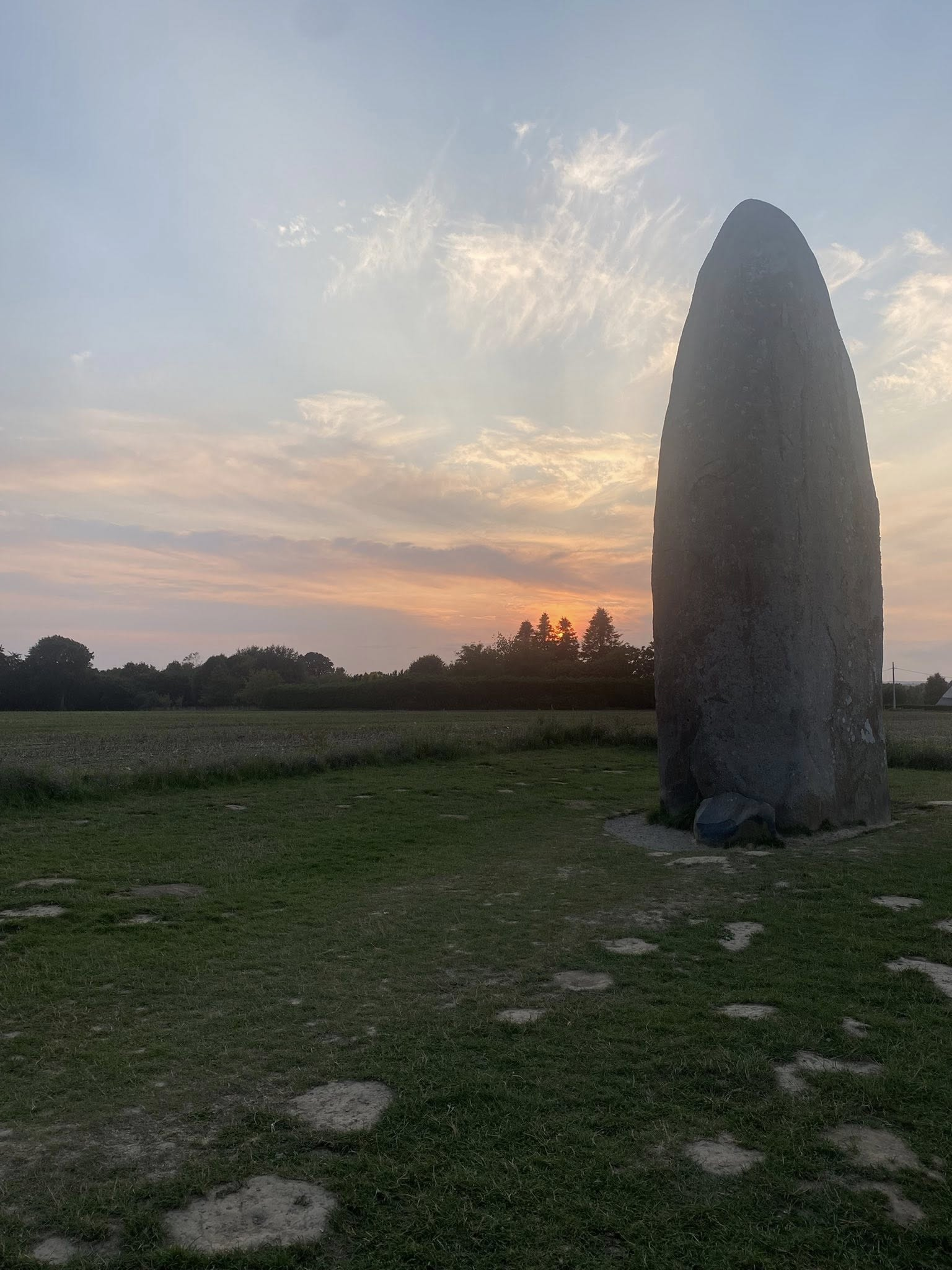 Staande steen zonder bankje in open landschap