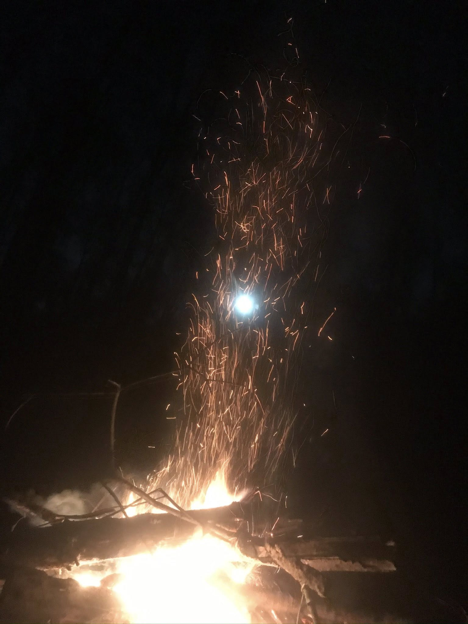 Vuur met vonken in de nacht